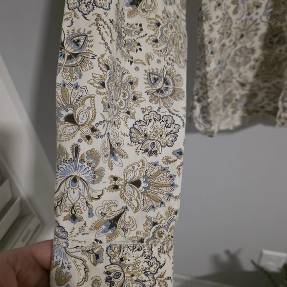 ✨ CWC Floral Button-Up Blouse – Size Large ✨ - Picture 5 of 10